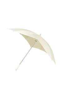 Crème-kleurige parasol met een groot doek, een zilveren metalen steel en een witte handgreep, met een gladde textuur en subtiele kromming.