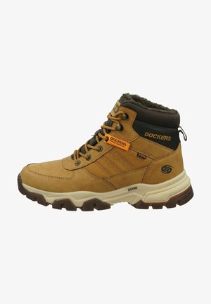 Braune Leder-Mid-Cut-Boots mit grauen Stoffakzenten, runden Schnürsenkeln, strukturierten Paneelen und einer Gummisohle mit tiefem Profil.