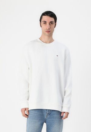 Witte sweatshirt met ronde hals van katoen, voorzien van lange mouwen en een klein logo op de borst. Gecombineerd met blauwe spijkerbroeken.