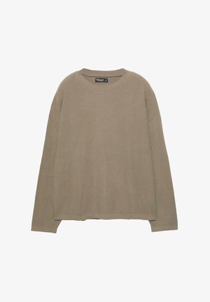 Beige strikket langærmet sweater med rund hals og ribstrikkede manchetter og kant, lagt fladt.