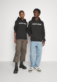 Tommy Jeans BOLD CLASSICS UNISEX - Jersey con capucha - black