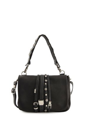 Sort skuldertaske i læder med dobbelte håndtag, dekoreret med sølvnitter, spænder og metal accenter på forreste stropper.