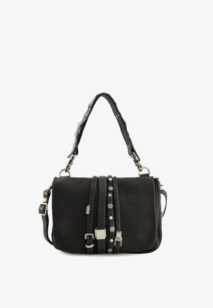 Černá kožená kabelka přes rameno s dvojitými držadly, zdobená stříbrnými cvočky, přezkami a kovovými detaily na předních popruzích.