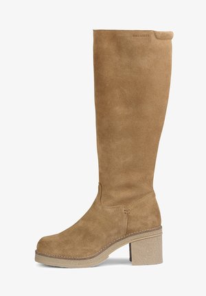 Bota alta de ante marrón con punta redonda, superficie texturizada y tacón block medio. Presenta costuras mínimas y sin adornos.