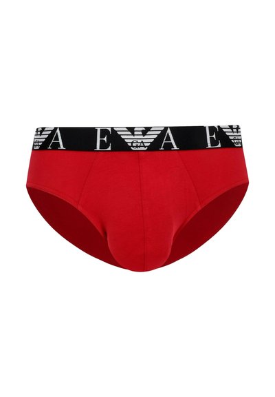 Czerwone bawełniane męskie slipy z czarną elastyczną gumką w pasie z białym logo, gładką teksturą oraz profilowanym przednim panelem.