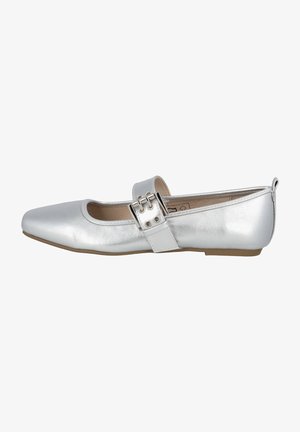 Ballerina piatta argento con finitura metallica testurizzata. Presenta una punta rotonda e una cinturino regolabile con due fibbie in metallo.