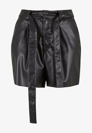 Černé kožené šortky s vysokým pasem, širokým páskem, sklady a hladkou texturou s volným střihem.