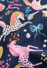 Tmavomodrá látka s farebnými potlačenými jednorožcami v ružovej a bielej farbe s bodkami. Obsahuje dúhové hrebene, mašle a kvetinové vzory.
