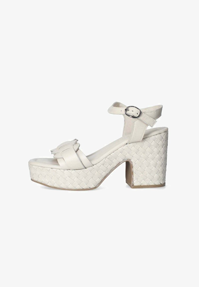 Sandale albe cu platformă, cu un textură împletită pe toc, curea ajustabilă la gleznă și o volană decorativă pe vârf.
