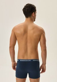 Granatowe męskie bokserki wykonane z gładkiego materiału, z granatowym pasem w talii z logo "HENDERSON". Widok z tyłu.