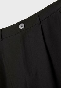 Schwarze taillierte Hose mit einem vorderen Knopfverschluss, Gürtelschlaufen und einer glatten Stofftextur.