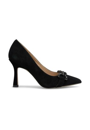 Décolleté in suede nero con tacco alto e punta affusolata, caratterizzato da un cinturino decorativo adornato con dettagli neri e un tacco leggermente curvato.