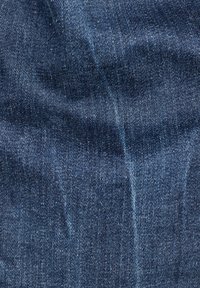 Mörkblå denimtyg med en jämn struktur, med ett twill-vävmönster och subtila färgvariationer genom hela tyget.