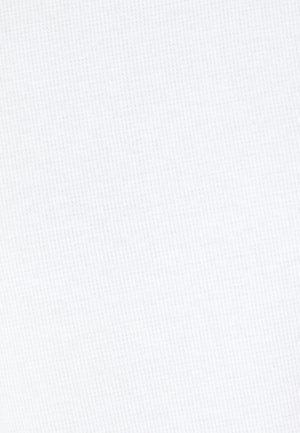 Tessuto di cotone bianco con una texture liscia e uniforme e un sottile motivo a coste, adatto per vari capi di abbigliamento.