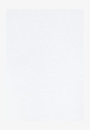 Tessuto di cotone bianco con una texture liscia e uniforme e un sottile motivo a coste, adatto per vari capi di abbigliamento.