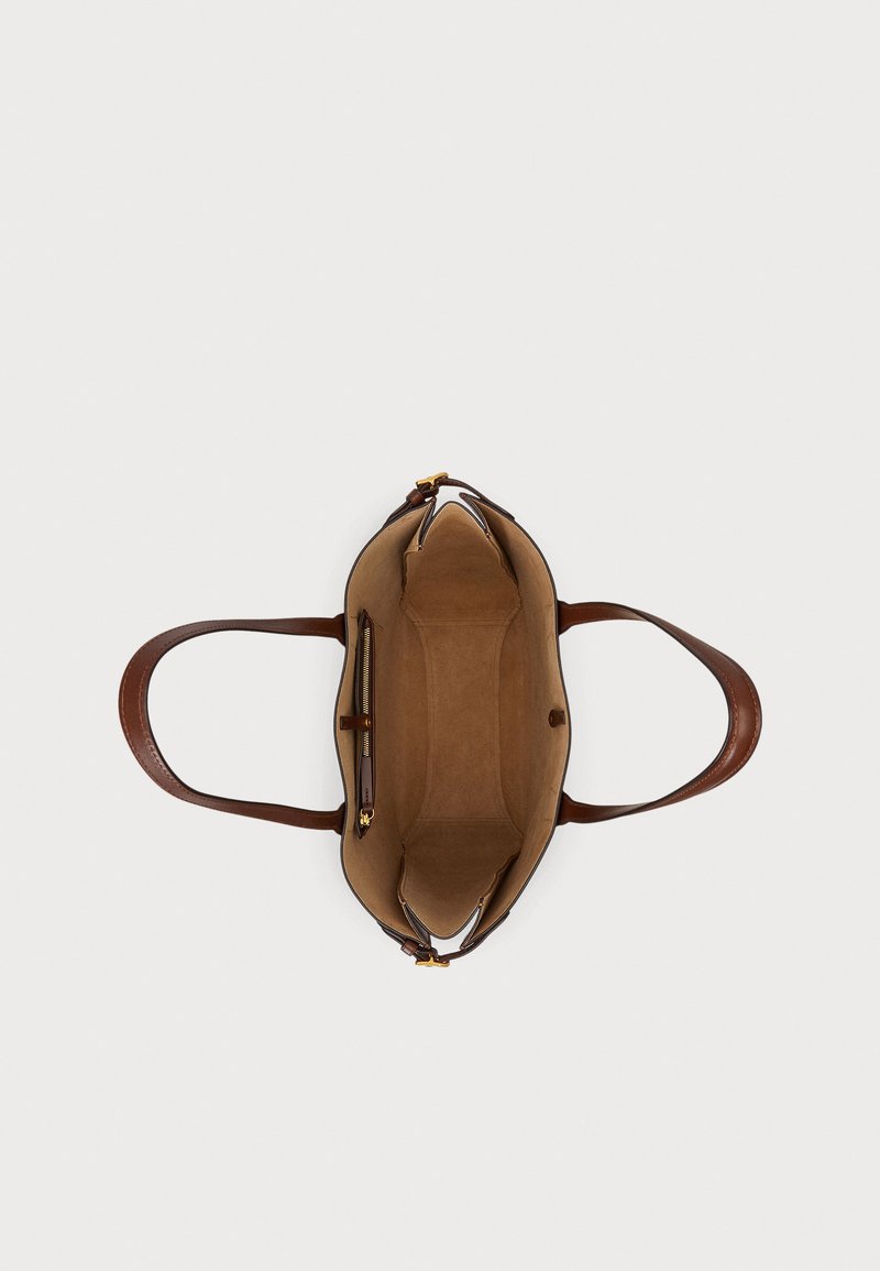 Braune Ledertasche mit glatter Außenfläche, zwei Griffen und einem beigen Wildleder-Innenfutter. Inklusive Reißverschlusstasche für sichere Aufbewahrung.