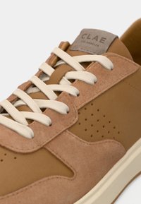 Kamad, suede-stiilis tennised sujuva nahaga aktsentidega, valged paelad, perforatsioonid külgedel ja CLAE logo kangasildil keele peal.