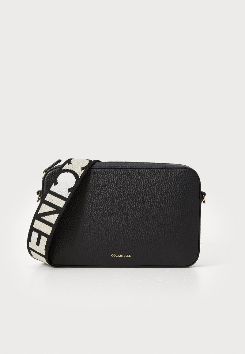 Borsa a tracolla in pelle nera con finitura testurizzata, dotata di una spallina a strisce audaci e dettagli in oro del logo. Forma rettangolare e design minimalista.