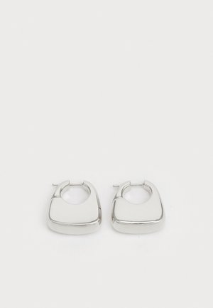 Pendientes de aro de plata con un diseño cuadrado redondeado y acabado pulido. El herraje incluye un cierre seguro.