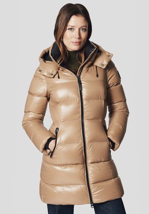 Beżowa kurtka puchowa z kapturem, posiadająca zamek z przodu, czarne wnętrze, pikowany wzór, kieszenie boczne oraz regulowane sznurki.
