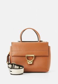 Sac à main en cuir marron avec une forme structurée, une fermeture à fermoir en métal doré, une poignée supérieure, et une sangle d'épaule amovible à motif.