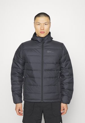 Veste noire en duvet avec fermeture éclair à l'avant et capuche. Présente des coutures horizontales pour l'isolation et un petit logo sur la poitrine gauche.