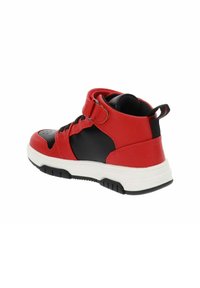 Wysokie sneakersy z czerwonej i czarnej syntetycznej skóry, z rzepem, czarnymi sznurowadłami, białą gumową podeszwą i teksturowanym noskiem.