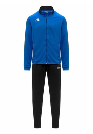 Tuta sportiva da uomo con giacca blu con zip e piccolo logo bianco sul petto e pantaloni neri affusolati con logo sull'anca.