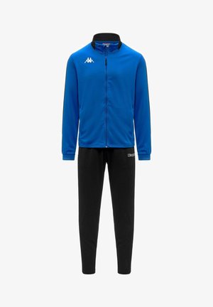Tuta sportiva da uomo con giacca blu con zip e piccolo logo bianco sul petto e pantaloni neri affusolati con logo sull'anca.
