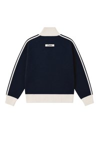 Μπλε ναυτικό πουλόβερ με λευκή ribbed γιακά, μανσέτες και τελείωμα, λευκές ρίγες στα μανίκια και ένα μικρό λευκό σημάδι με κείμενο στο πάνω μέρος της πλάτης.