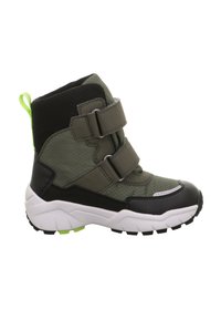 Grüne und schwarze Kleinkinderstiefel mit zwei Klettverschlüssen, strukturiertem Material, verstärkter Spitze und einer weißen Laufsohle mit einem schwarzen Profil und grünen Akzenten.