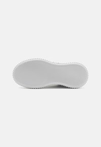 Weiße Sneaker-Sohle mit einer strukturierten Oberfläche, gerippten Mustern, glatten Kanten und einer abgerundeten Form. Einfaches und minimalistisches Design.