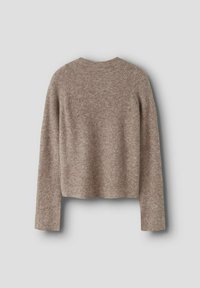 Brązowy sweter dzianinowy, długie rękawy, prążkowana faktura, okrągły dekolt, skrócona długość, miękki materiał, neutralny kolor, bez widocznych wzorów czy elementów metalowych.