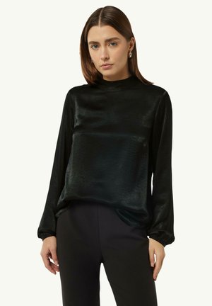 Schwarzes Langarmshirt mit hohem Kragen, aus glänzendem Stoff gefertigt. Verfügt über einen lockeren Sitz und geraffte Bündchen, kombiniert mit dunklen Hosen.