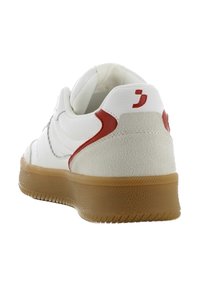 Witte sneaker met rode accenten, gestructureerde achterkant, rubberen zool en gestikte details. Heeft een gladde materiaalfinish en een ronde vorm.