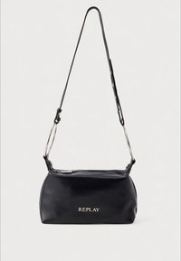 Czarna skórzana torba na ramię z srebrnymi metalowymi okuciami i regulowanym paskiem, z brandem "REPLAY" w srebrnych literach.
