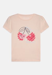 Tricou scurt din bumbac organic, de culoare piersiciu, cu un grafic de cireșe realizat din inimi roz și frunze, având accente de sclipici.