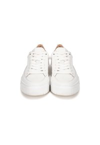 Sneaker bianchi con tomaia in pelle testurizzata, punta tonda, suola piatta in gomma e lacci piatti, caratterizzati da cuciture minime e design semplice.