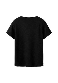 Czarny t-shirt z krótkim rękawem o prążkowanej fakturze, okrągłym dekolcie i luźnym kroju. Materiał zdobiony subtelnymi akcentami brokatu.