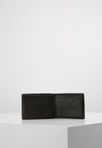 Strellson OXFORD CIRCUS BILLFOLD - Denarnica - darkbrown