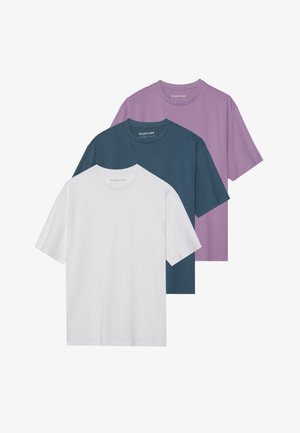 Lila oversize t-shirt, bézs bővebb nadrág, fekete öves wrap szoknya, fekete fűzős csizmák és rózsaszín, gradient mintás zoknik.