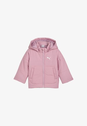 Roza puffer jakna s kapuljačom, s dva prednja džepa, zatvaranjem na zip i bijelim logotipom na prsima. Glatka tekstura, lagana.