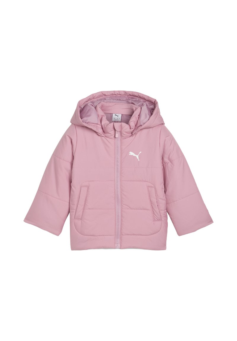 Ružová páperová bunda s kapucňou, obsahuje dva predné vrecká, zips a biele logo na hrudi. Hladký povrch, ľahká.