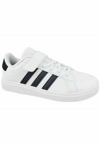 Scarpe sportive bianche con strisce nere, realizzate in similpelle. Presentano una punta arrotondata, suola testurizzata e chiusura con strap in Velcro.