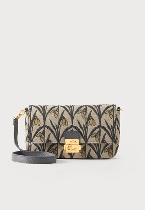 Sac à main rectangulaire en tissu avec motif floral noir et doré, bandoulière en cuir noir et fermoir doré à l’avant.