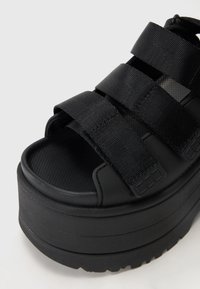 UGG GOLDENRISE - Sandali con plateau - black