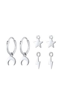Sølv øreringe i form af hoops med en halvmåneform, der har yderligere charms i stjerne- og lynbolt-designs. Glat, poleret finish.