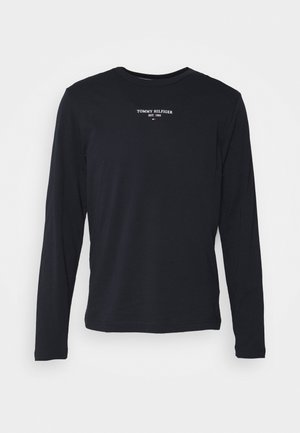 Černé tričko s dlouhým rukávem vyrobené z bavlny, s malým bílým logem "TOMMY HILFIGER EST. 1985" umístěným na středu hrudníku.