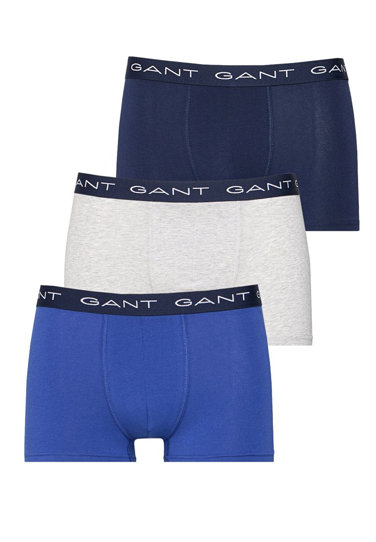 Tre par herrboxershorts i marinblå, grå och blå. Tillverkade av mjukt tyg med en elastisk midjeband med varumärkeslogotyp. Slät textur och figursydd design.