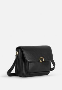 Borsa a spalla in pelle nera con chiusura a pattina, accessori in oro e tasca frontale. La texture liscia e la forma rettangolare esaltano il suo design.